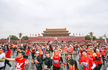 2019北京馬拉松雨中奔跑，艾比森一路相隨，全程護航